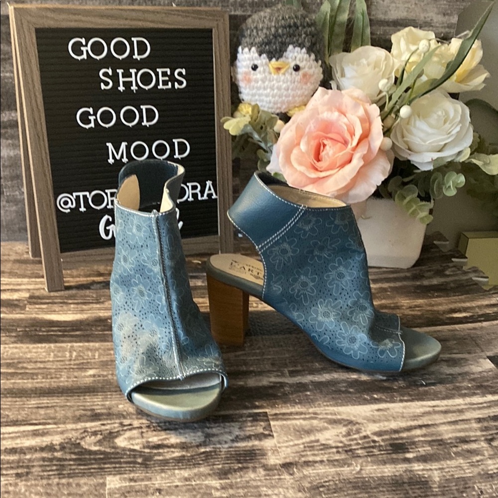 L'Artiste Women's 38 (7.5-8) Velcro closure Blue Genuine Leather peep toe boot